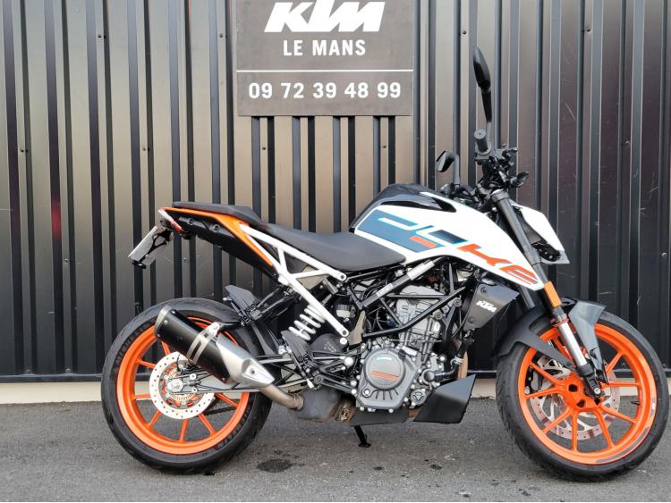 KTM 125 DUKE   1ERE MAIN  SEULEMENT 2900 KILOMETRES